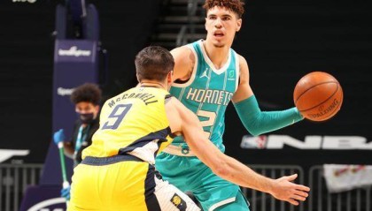 开云电子-出色表现引发开拓者更衣室讨论 三球未来无可限量