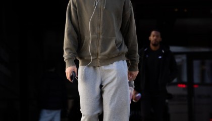 开云体育app-造访丹佛高原！火箭众将穿搭：申京毛衣工装裤很时尚 KD仍一身黑